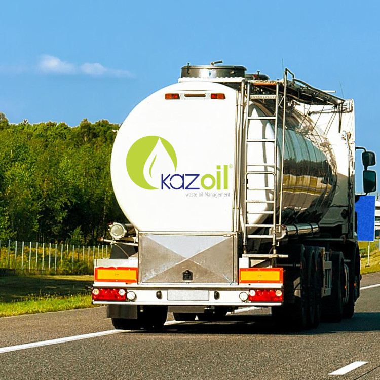 Kamion cisterna sa logoom Kaz Oil